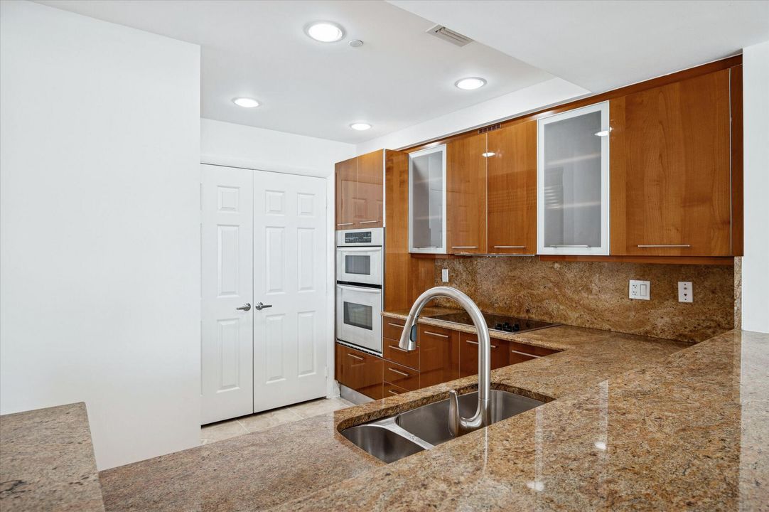 For Sale: $549,500 (1 beds, 1 baths, 1384 Square Feet)
