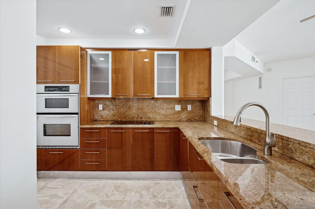 For Sale: $549,500 (1 beds, 1 baths, 1384 Square Feet)