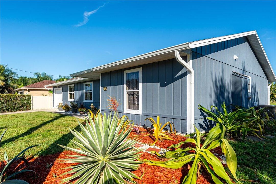 For Sale: $349,999 (3 beds, 2 baths, 1427 Square Feet)