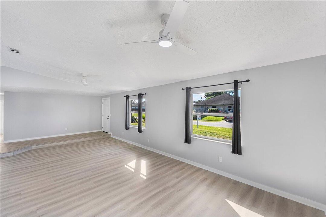 For Sale: $349,999 (3 beds, 2 baths, 1427 Square Feet)