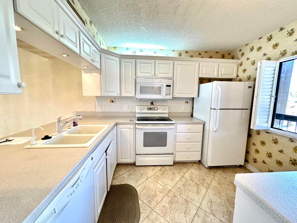 Active With Contract: $2,575 (2 beds, 2 baths, 1385 Square Feet)