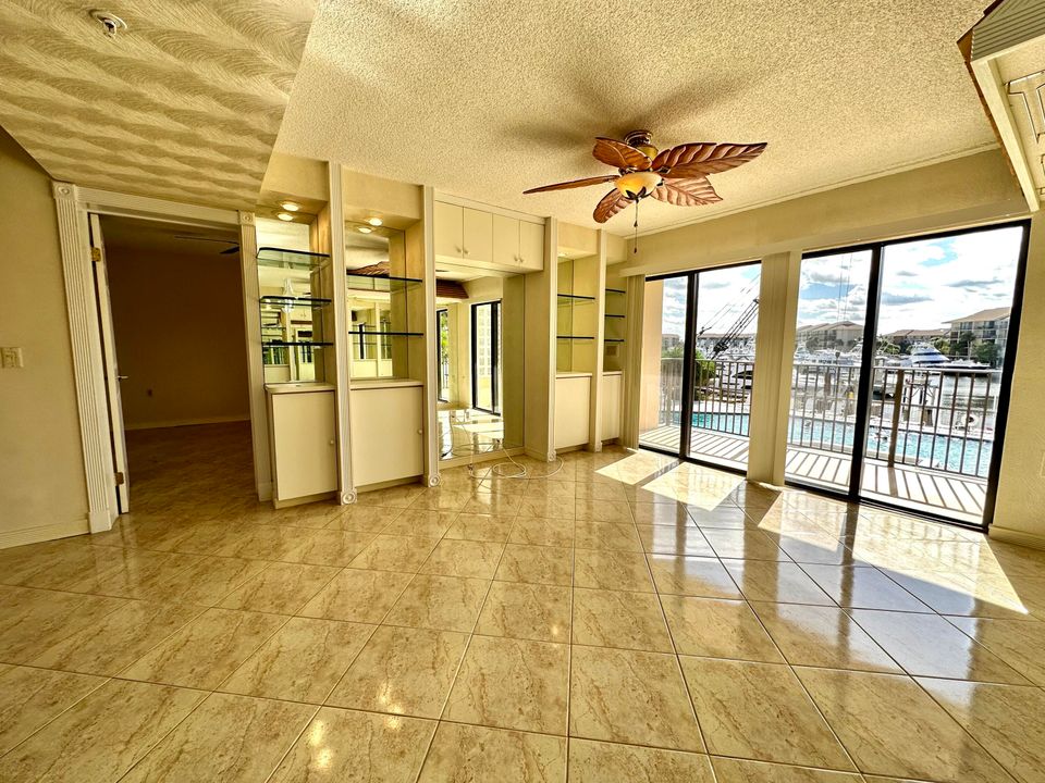 Active With Contract: $2,575 (2 beds, 2 baths, 1385 Square Feet)