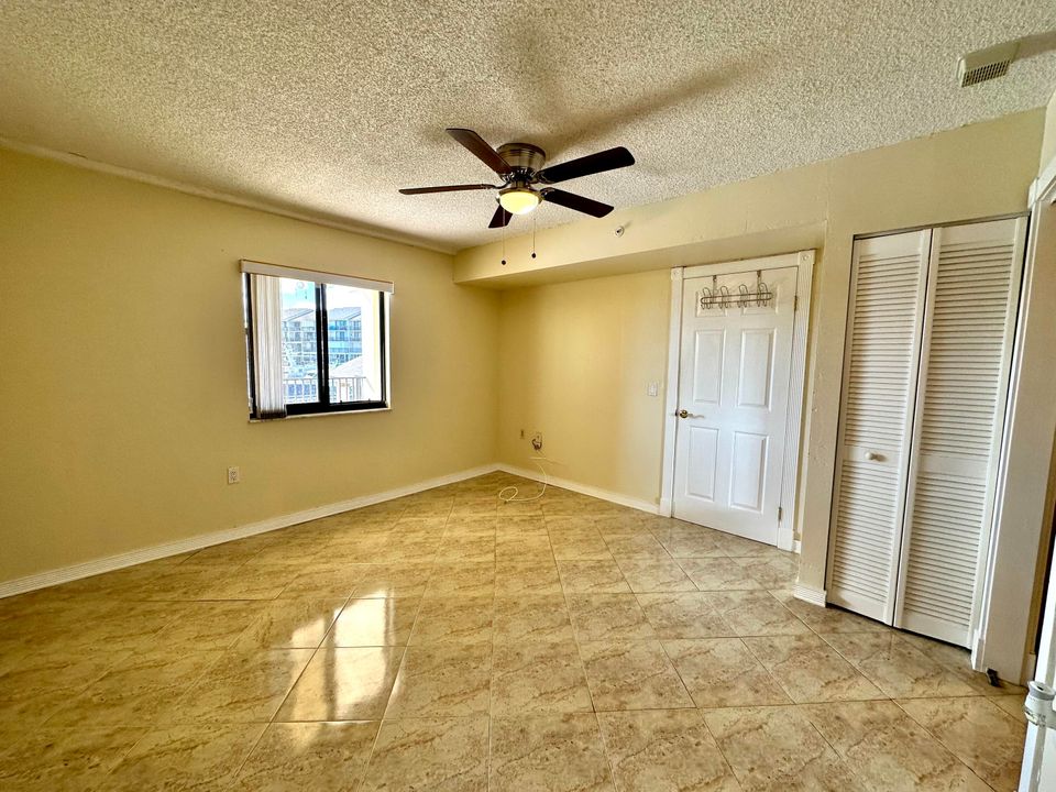 Active With Contract: $2,575 (2 beds, 2 baths, 1385 Square Feet)
