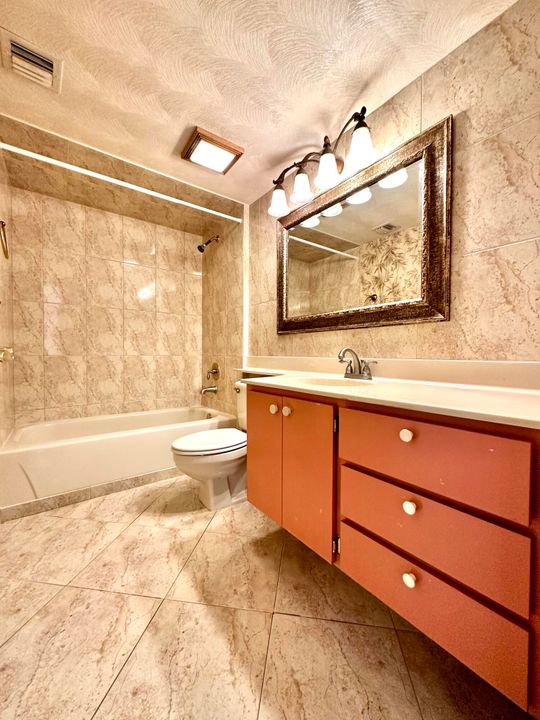 Active With Contract: $2,575 (2 beds, 2 baths, 1385 Square Feet)