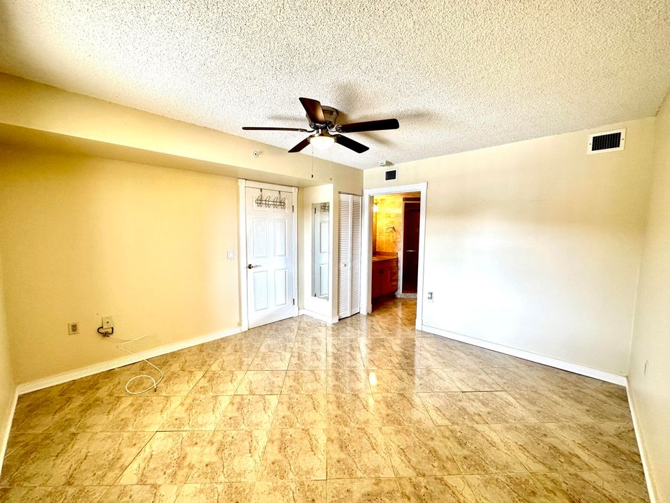 Active With Contract: $2,575 (2 beds, 2 baths, 1385 Square Feet)