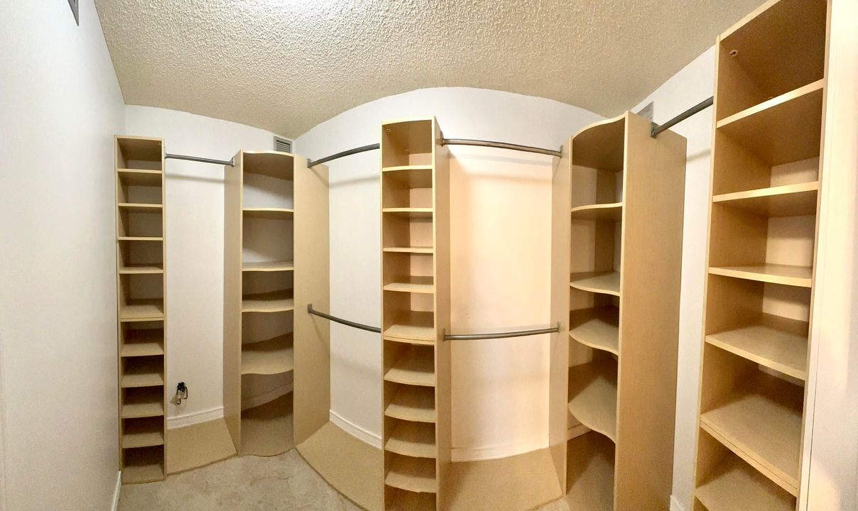 Active With Contract: $2,575 (2 beds, 2 baths, 1385 Square Feet)