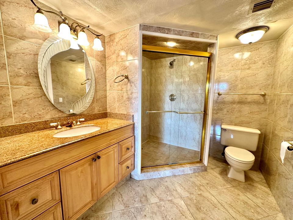 Active With Contract: $2,575 (2 beds, 2 baths, 1385 Square Feet)