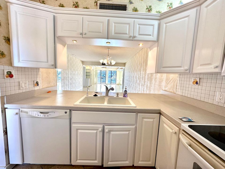 Active With Contract: $2,575 (2 beds, 2 baths, 1385 Square Feet)