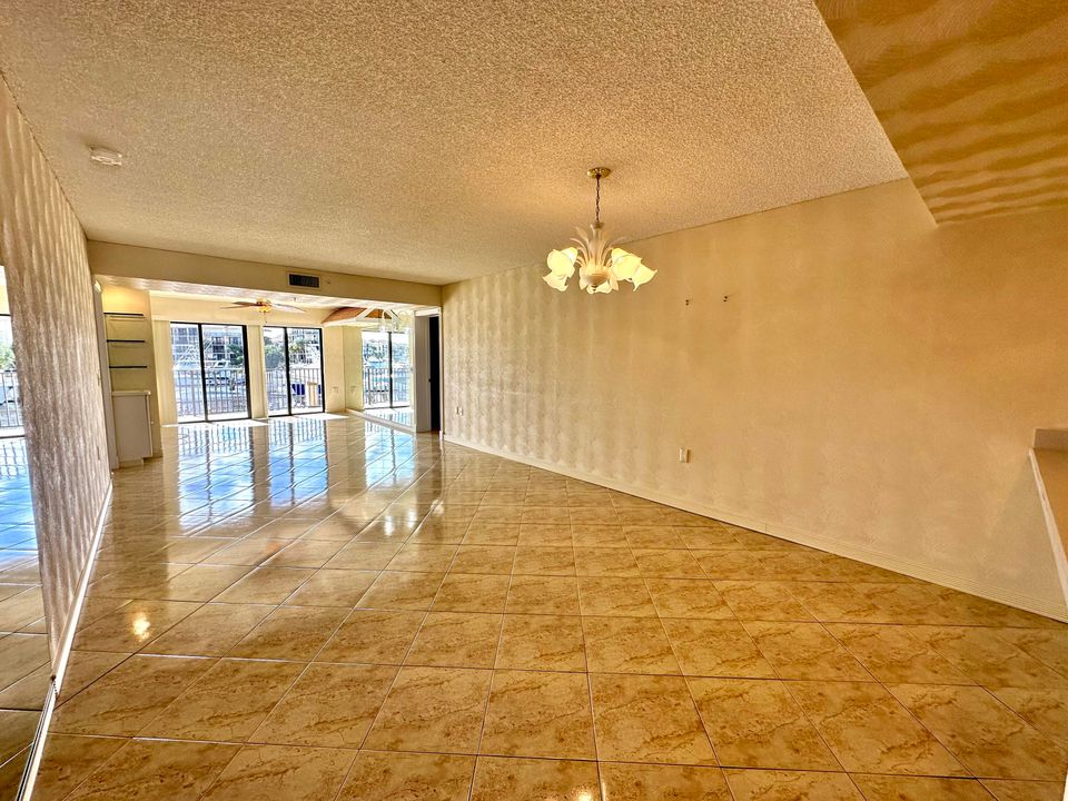 Active With Contract: $2,575 (2 beds, 2 baths, 1385 Square Feet)