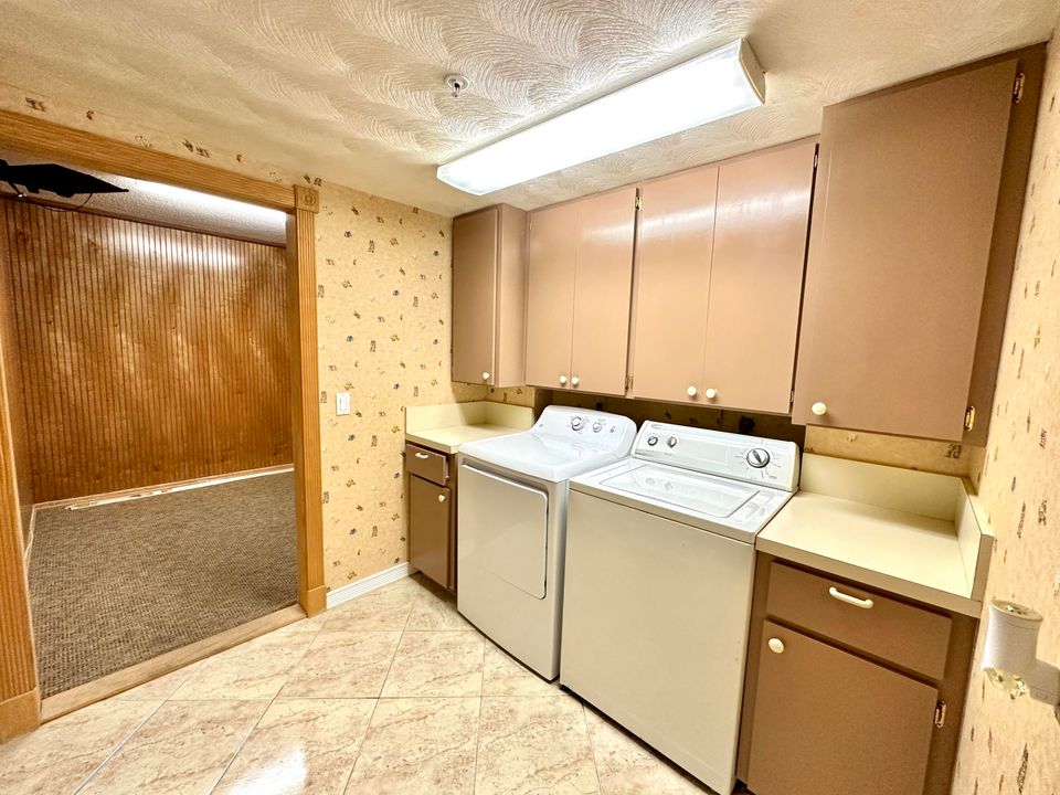 Active With Contract: $2,575 (2 beds, 2 baths, 1385 Square Feet)