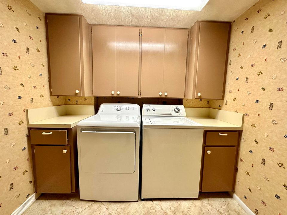 Active With Contract: $2,575 (2 beds, 2 baths, 1385 Square Feet)