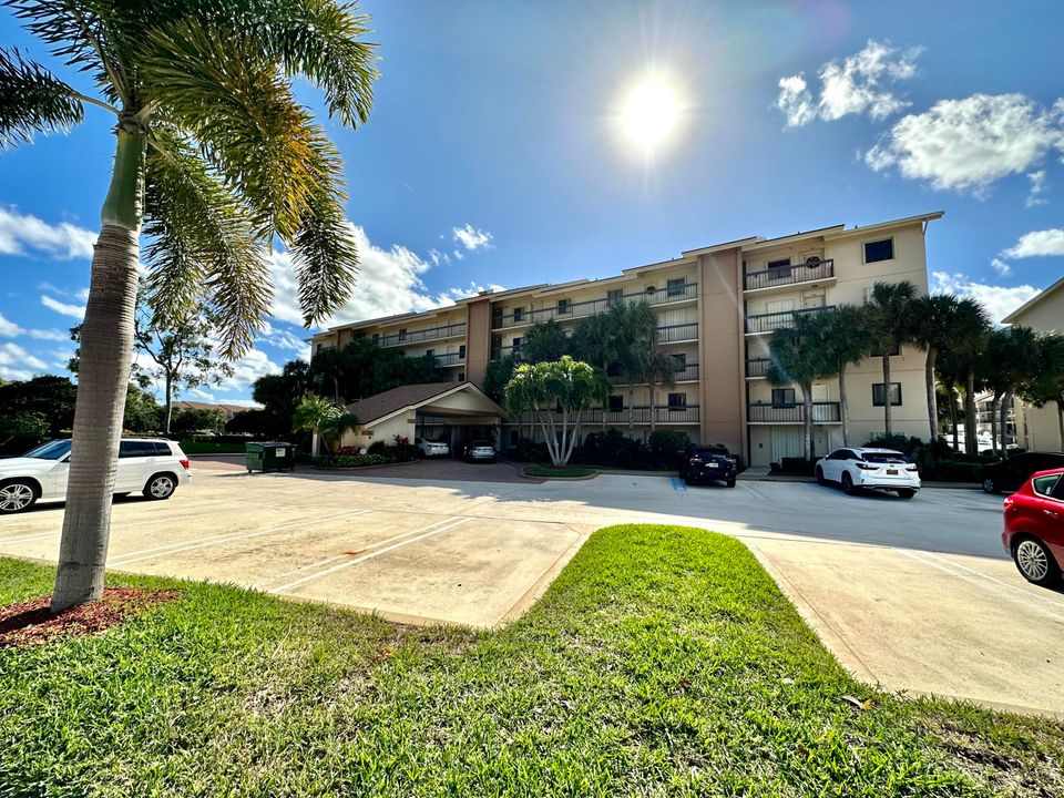Active With Contract: $2,575 (2 beds, 2 baths, 1385 Square Feet)
