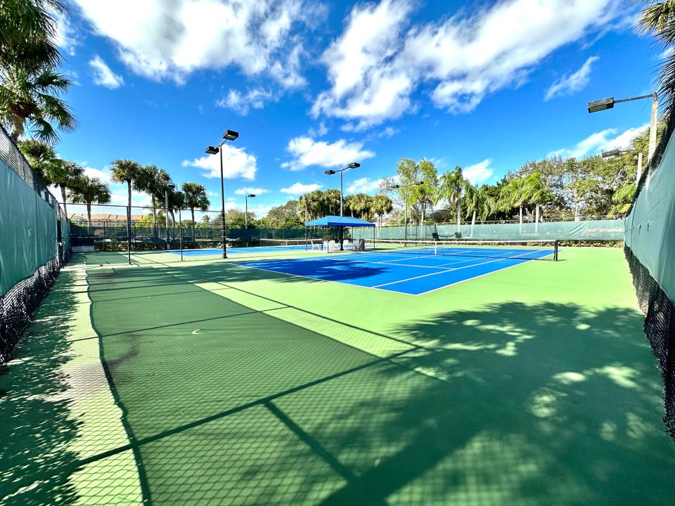 Active With Contract: $2,575 (2 beds, 2 baths, 1385 Square Feet)