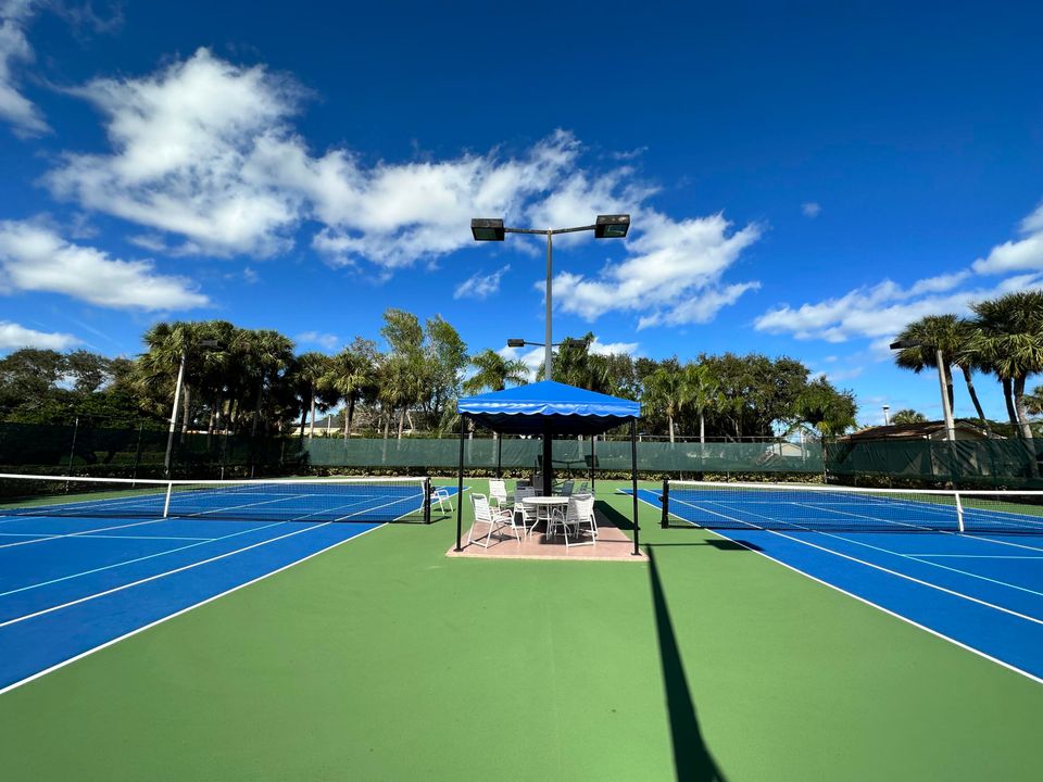 Active With Contract: $2,575 (2 beds, 2 baths, 1385 Square Feet)