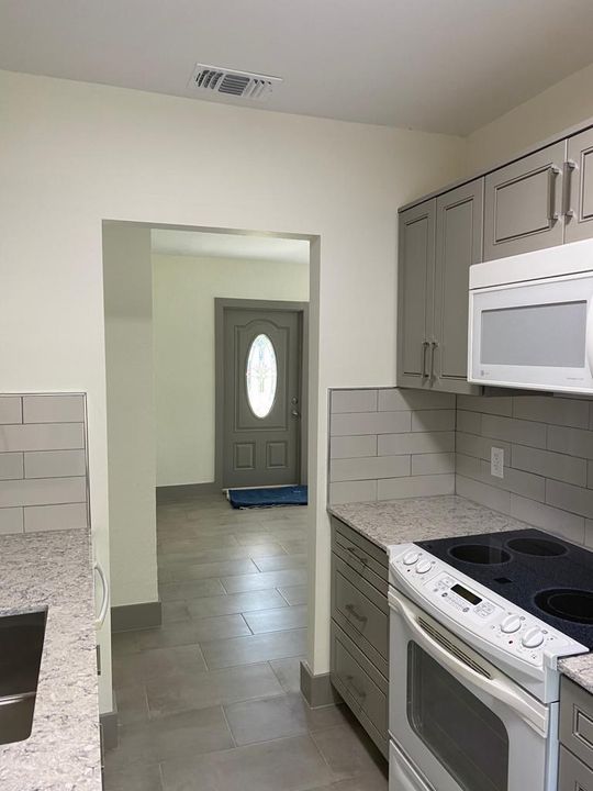 For Rent: $2,500 (3 beds, 1 baths, 936 Square Feet)