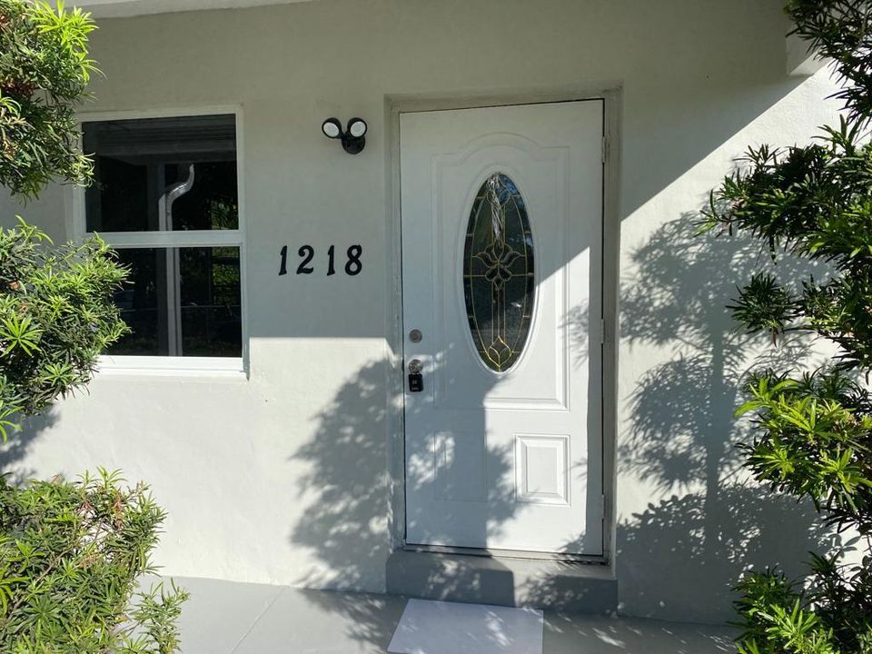 For Rent: $2,500 (3 beds, 1 baths, 936 Square Feet)