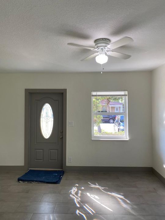 For Rent: $2,500 (3 beds, 1 baths, 936 Square Feet)