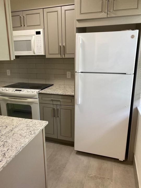 For Rent: $2,500 (3 beds, 1 baths, 936 Square Feet)