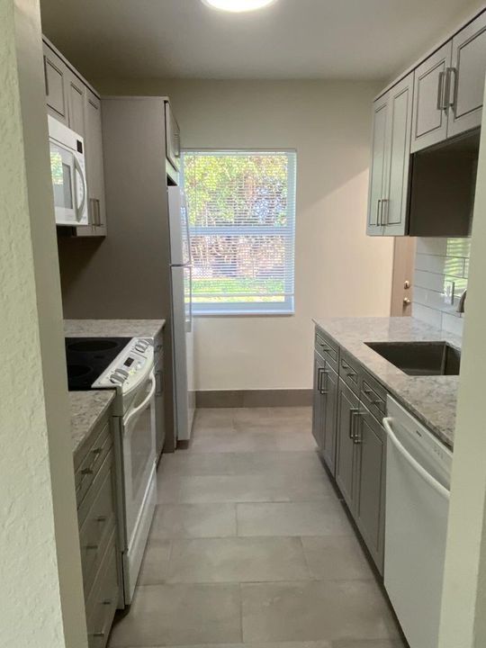 For Rent: $2,500 (3 beds, 1 baths, 936 Square Feet)