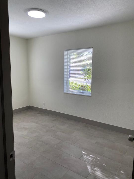 For Rent: $2,500 (3 beds, 1 baths, 936 Square Feet)