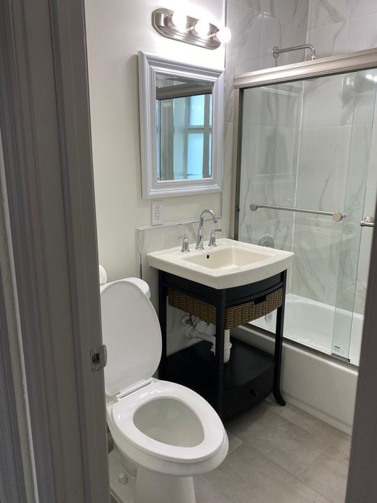 For Rent: $2,500 (3 beds, 1 baths, 936 Square Feet)