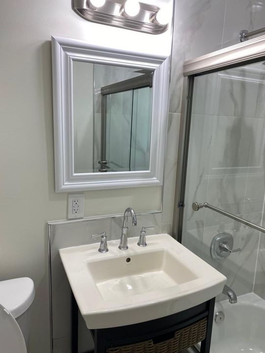 For Rent: $2,500 (3 beds, 1 baths, 936 Square Feet)