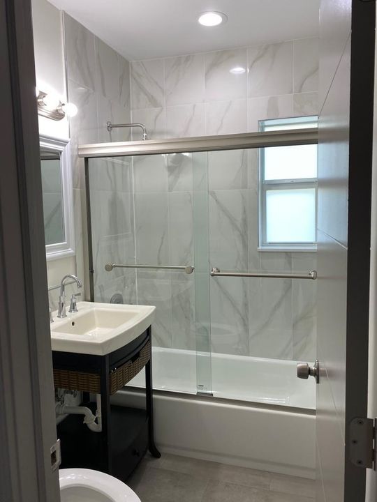 For Rent: $2,500 (3 beds, 1 baths, 936 Square Feet)