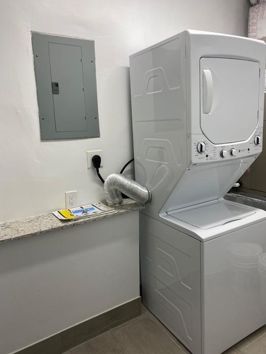 For Rent: $2,500 (3 beds, 1 baths, 936 Square Feet)