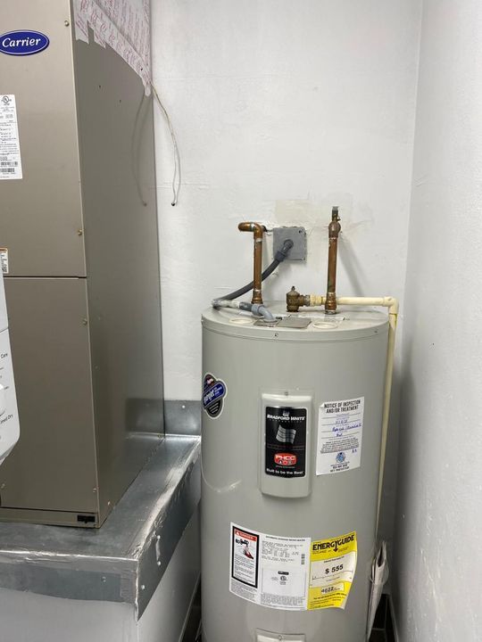 For Rent: $2,500 (3 beds, 1 baths, 936 Square Feet)