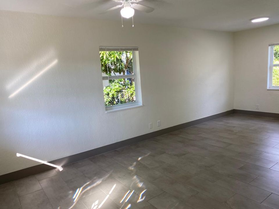 For Rent: $2,500 (3 beds, 1 baths, 936 Square Feet)
