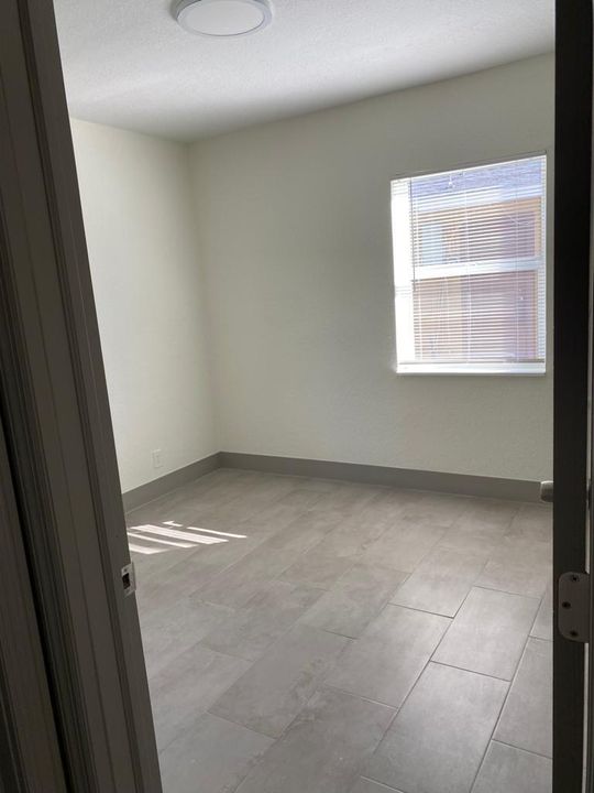 For Rent: $2,500 (3 beds, 1 baths, 936 Square Feet)