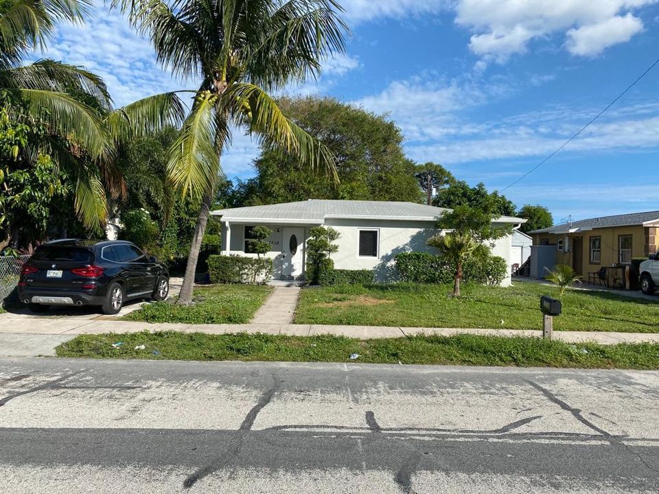 For Rent: $2,500 (3 beds, 1 baths, 936 Square Feet)