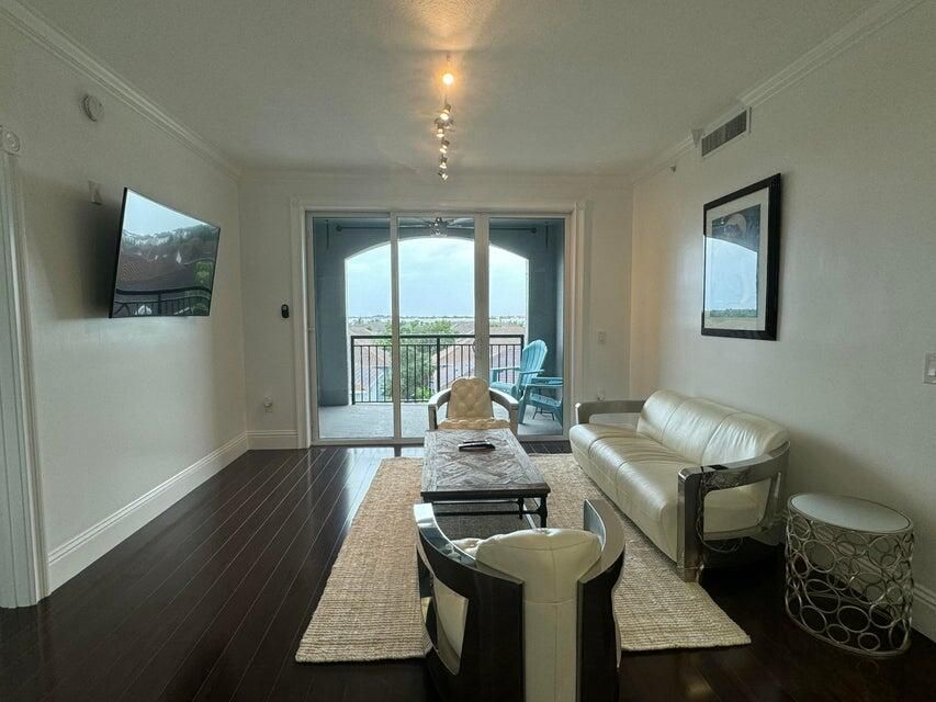 出租: $2,400 (2 贝兹, 2 浴室, 1119 平方英尺)