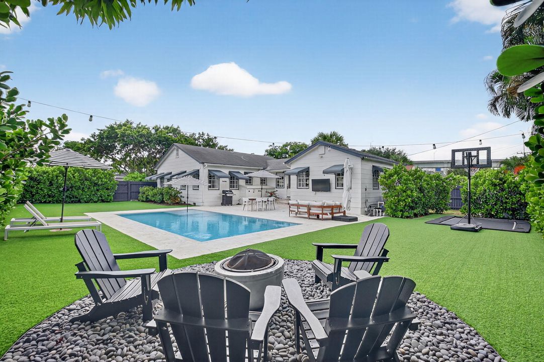 Recently Sold: $1,100,000 (3 beds, 2 baths, 1376 Square Feet)