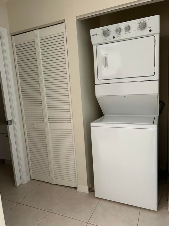 For Rent: $2,400 (2 beds, 2 baths, 1081 Square Feet)