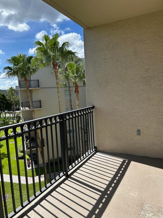 For Rent: $2,400 (2 beds, 2 baths, 1081 Square Feet)