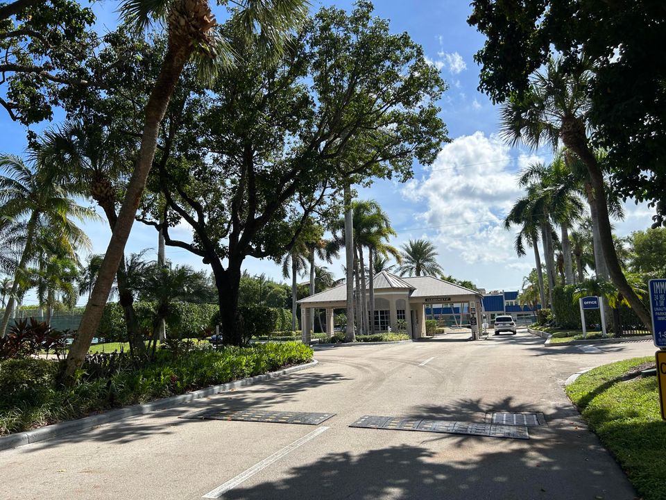 For Rent: $2,400 (2 beds, 2 baths, 1081 Square Feet)