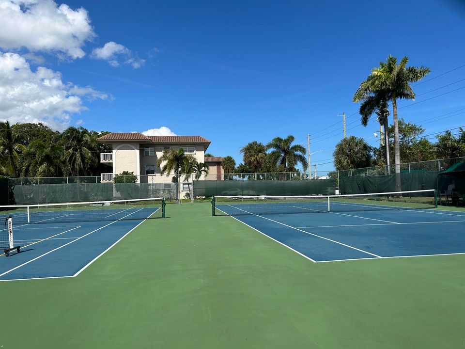 For Rent: $2,400 (2 beds, 2 baths, 1081 Square Feet)