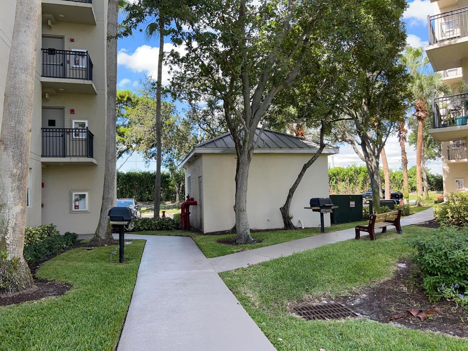 For Rent: $2,400 (2 beds, 2 baths, 1081 Square Feet)