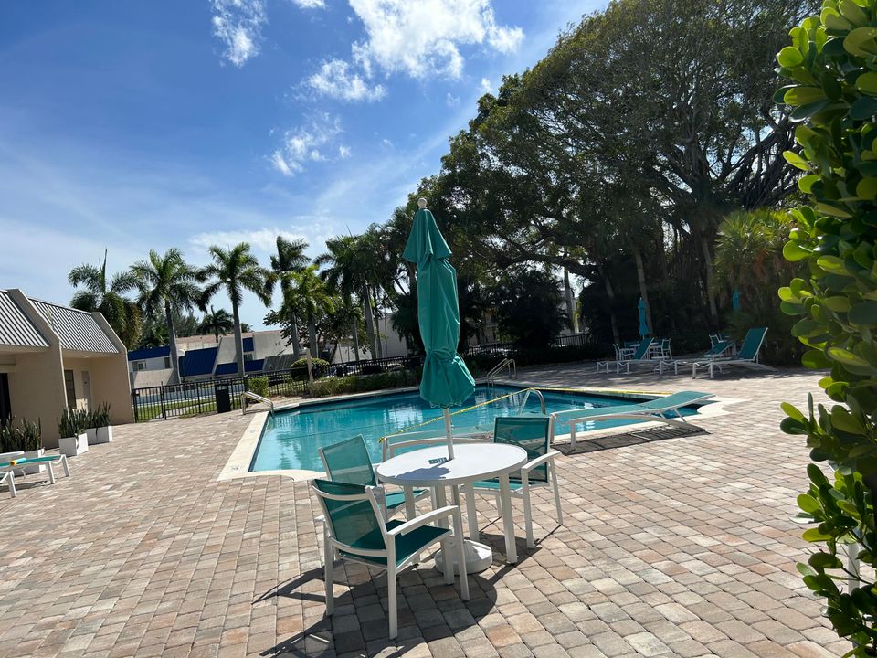 For Rent: $2,400 (2 beds, 2 baths, 1081 Square Feet)