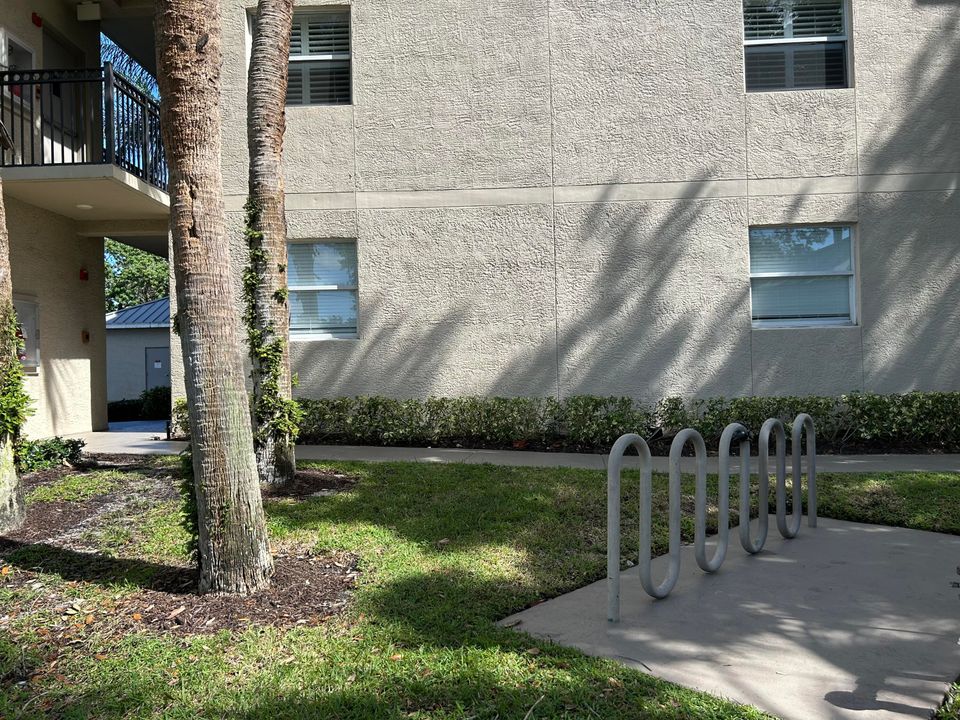 For Rent: $2,400 (2 beds, 2 baths, 1081 Square Feet)