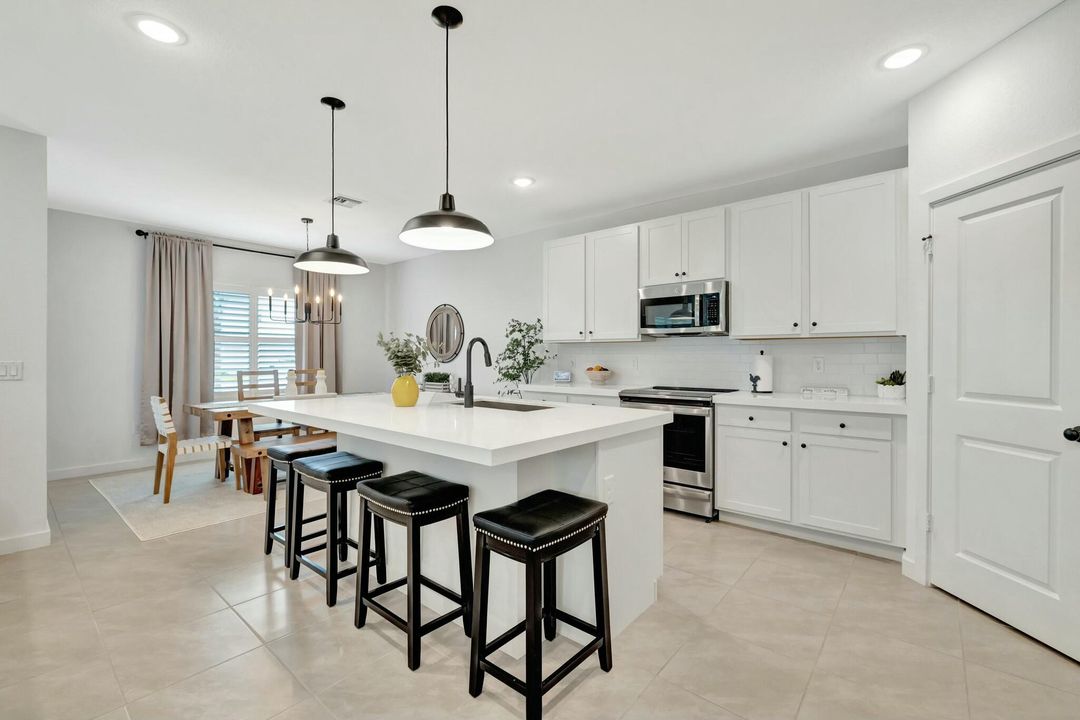 Activo con contrato: $3,500 (4 camas, 2 baños, 2230 Pies cuadrados)