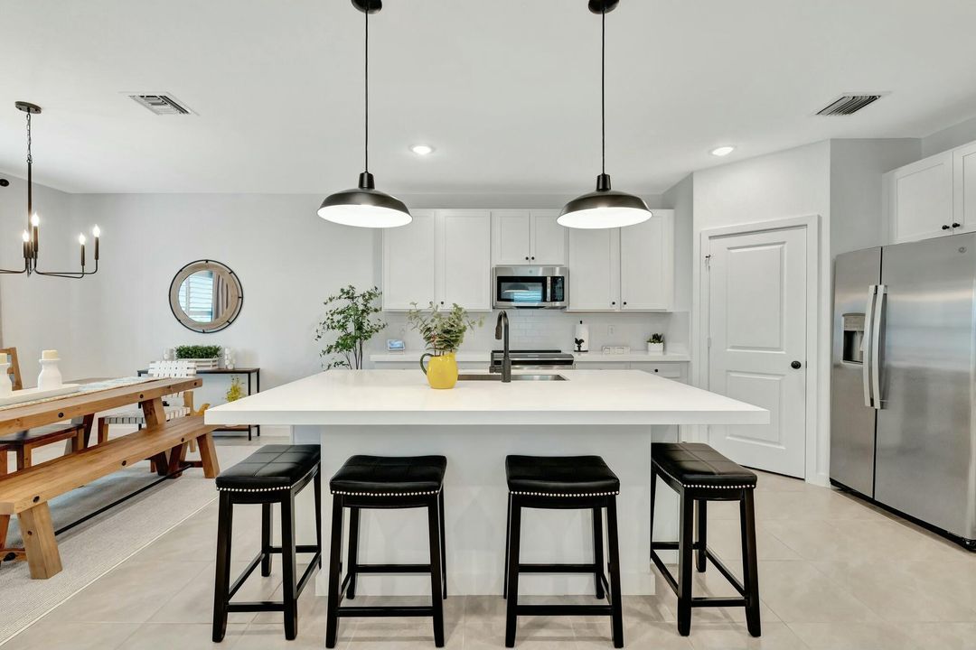 Activo con contrato: $3,500 (4 camas, 2 baños, 2230 Pies cuadrados)