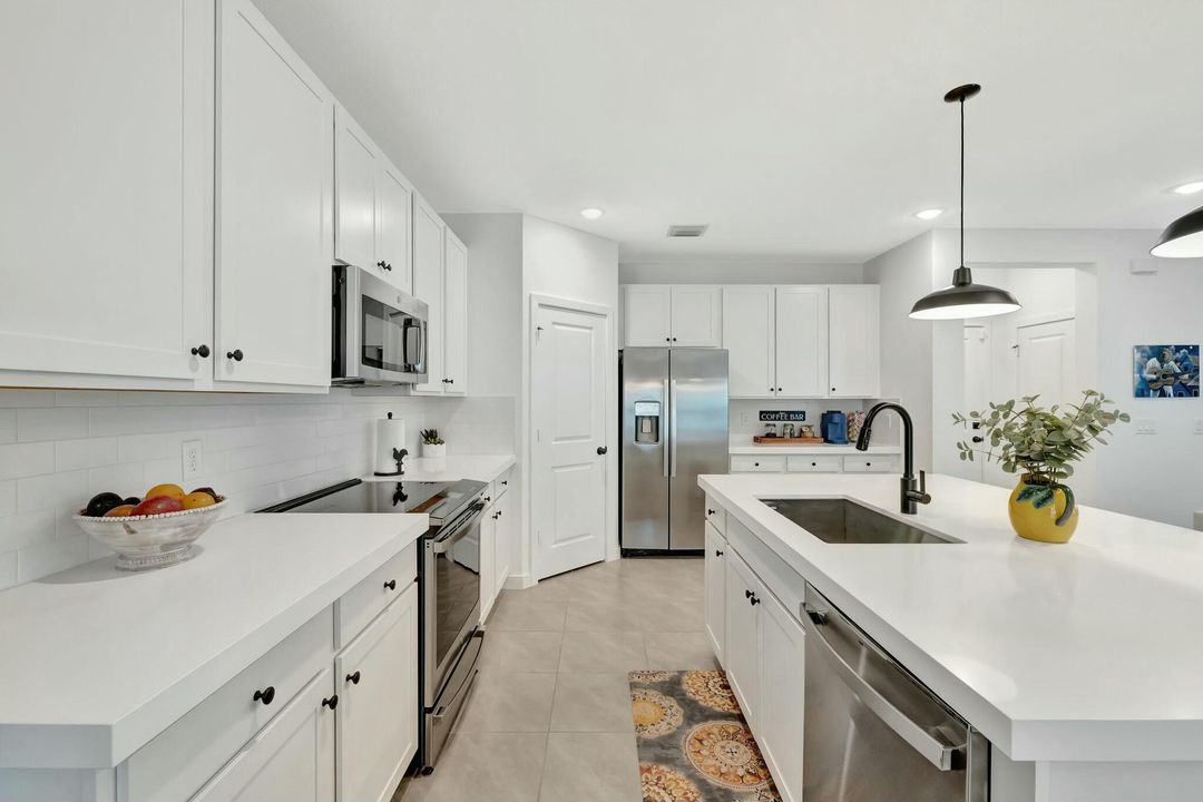 Activo con contrato: $3,500 (4 camas, 2 baños, 2230 Pies cuadrados)