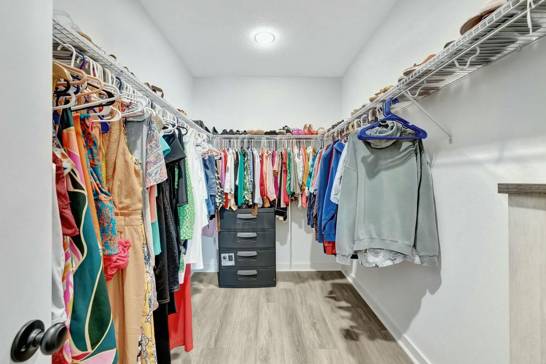 Activo con contrato: $3,500 (4 camas, 2 baños, 2230 Pies cuadrados)