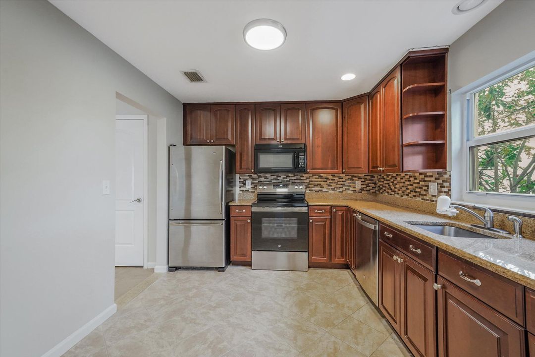 Active With Contract: $344,900 (2 beds, 2 baths, 1527 Square Feet)