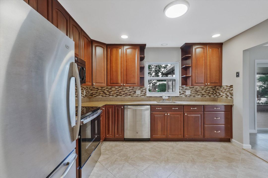 Active With Contract: $344,900 (2 beds, 2 baths, 1527 Square Feet)