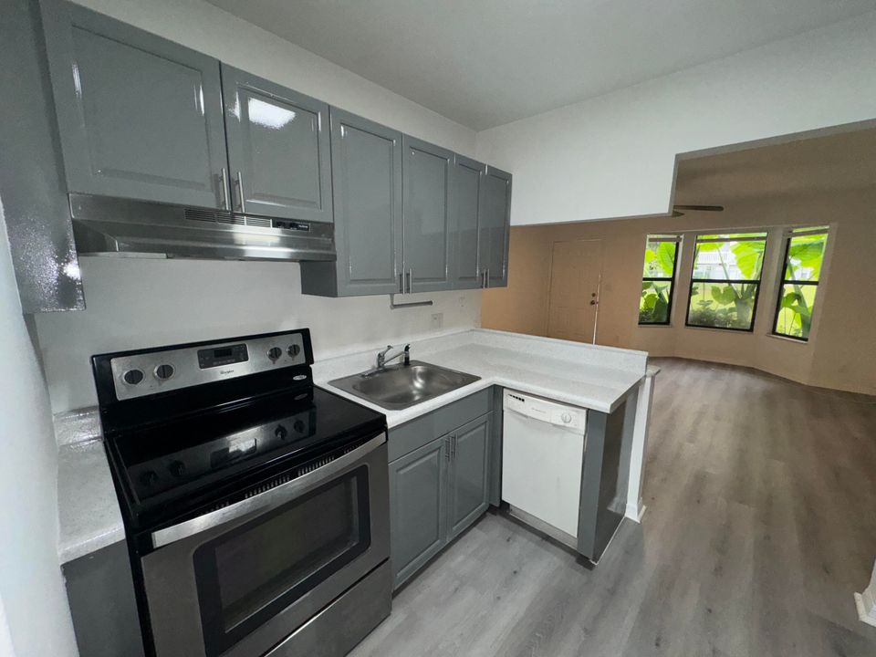 Recently Rented: $1,595 (1 beds, 1 baths, 561 Square Feet)