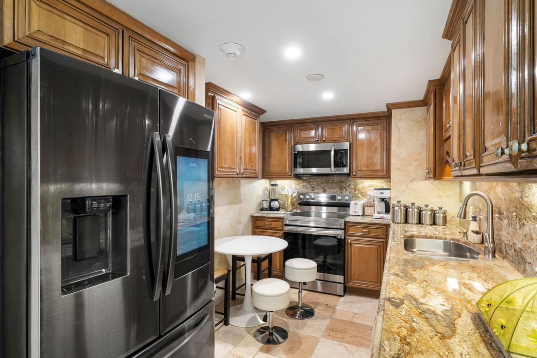 For Rent: $3,200 (2 beds, 2 baths, 1170 Square Feet)