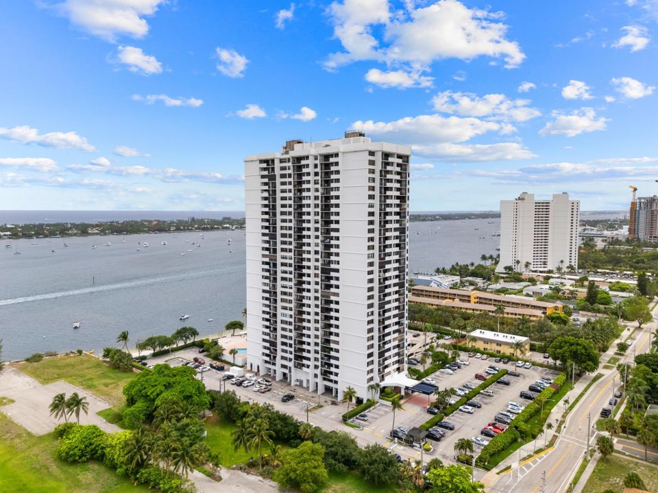 For Rent: $3,200 (2 beds, 2 baths, 1170 Square Feet)